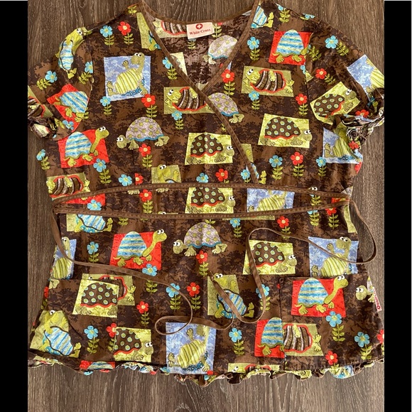 White Cross Brand Scrub Top, Turtle Scrubs, Size Large, tie waist - Picture 2 of 15